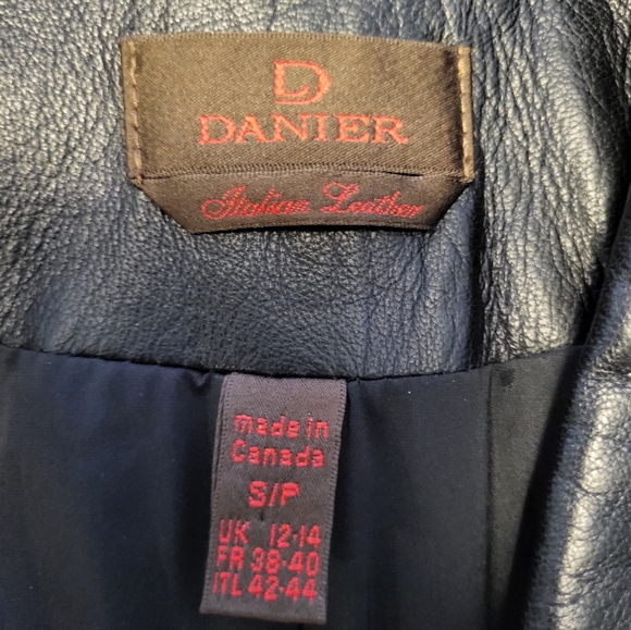 Vintage 90's, Y2k, Genuine Danier Leather Blazer/Jacket Size Small. Worn once - Picture 4 of 10